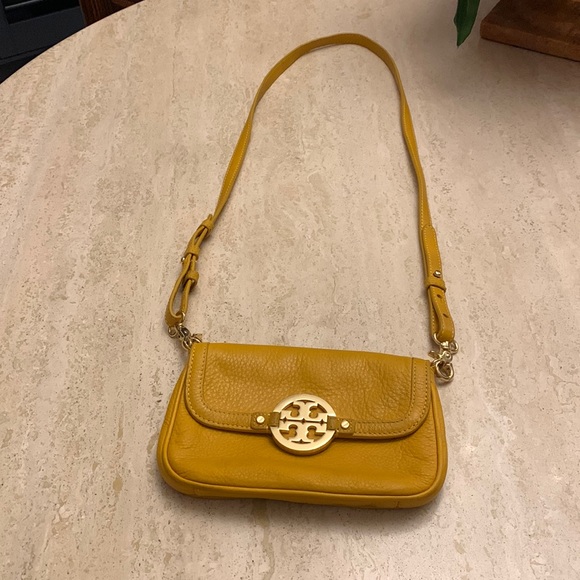 Vintage Tory Burch Amanda crossbody. Wear with trainers. Great for traveling